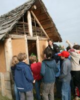 Sebastian Scholz von ArchaeoTours, machte die Kinder auf unterhaltsame Weise mit dem notwendigen Wissen vertraut