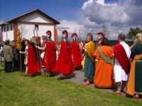 Der kleine Tempel (links hinten). Eröffnung der Tempelanlage mit Beteiligung der Pommerner Römergruppe