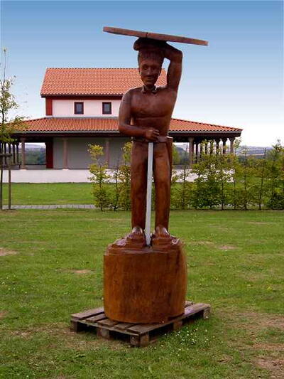 Keltischer Krieger - Jörg Jung fertigte Statue aus einem Stück Eiche